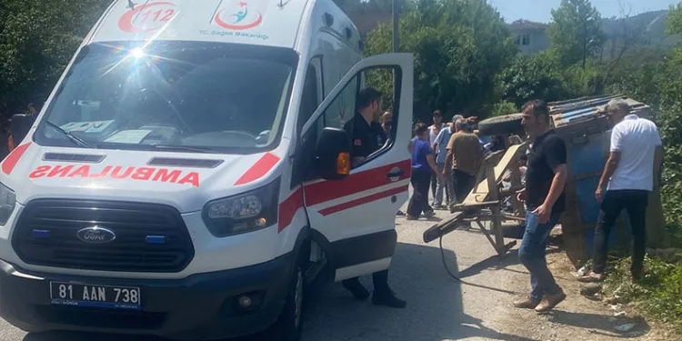 Fındık işçilerini taşıyan traktör devrildi: 8 yaralı
