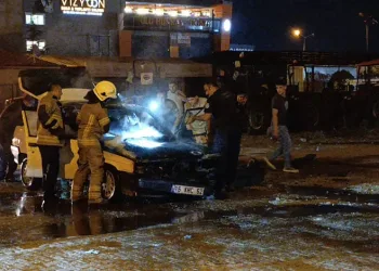 Bursa’da seyir halindeki otomobil alev alev yandı