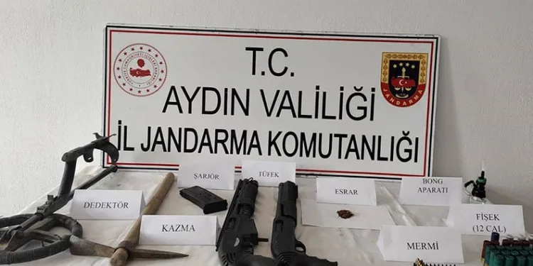 Erzincan’da otomobil koyun sürüsüne daldı