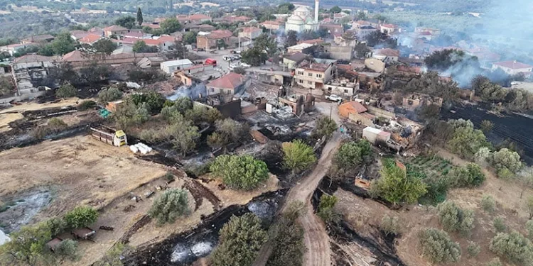 Çanakkale’de orman yangını: Köyler tahliye edildi, evler kül oldu