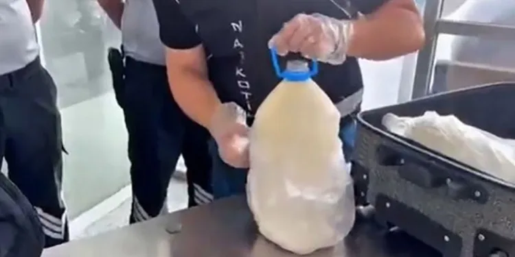 Süt şişesi içinde uyuşturucu gele geçirildi