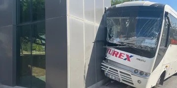İşçi servisi direğe çarptı: 16 yaralı