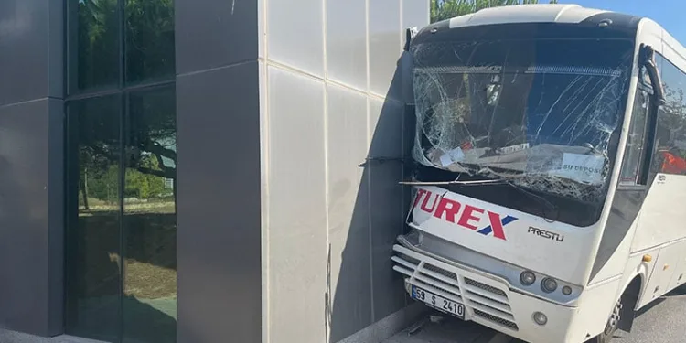 İşçi servisi direğe çarptı: 16 yaralı