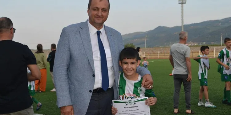İznikspor Yaz Futbol Okulu’nda Sertifika Heyecanı