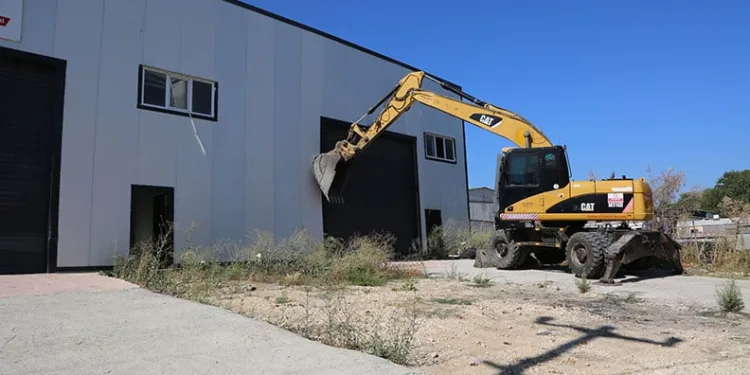 Tahtalı’da kaçak yapı yıkıldı