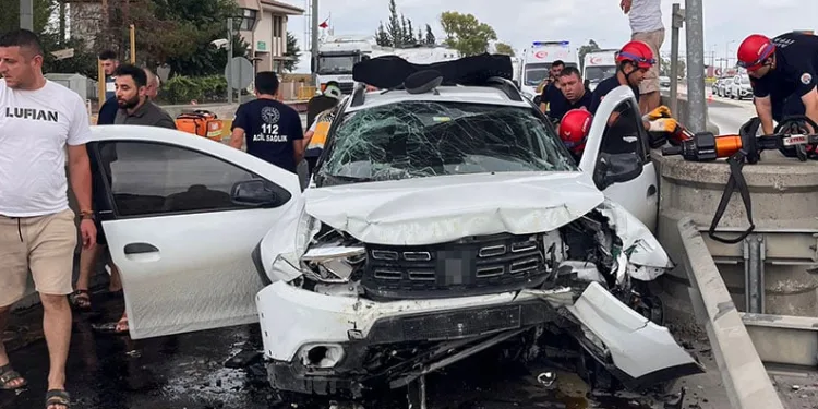 Otoyol gişesinde feci kaza: 1 ölü, 4 yaralı