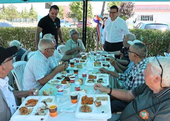 Huzurevi sakinlerinin piknik keyfi