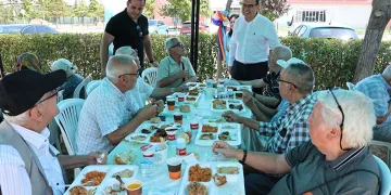 Huzurevi sakinlerinin piknik keyfi