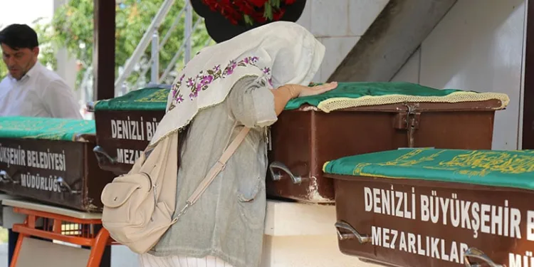 Uykuda öldürülen anne ve 2 çocuğu son yolculuğuna uğurlandı