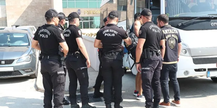 Antalya’da aranan 125 şahıs eş zamanlı operasyonla yakalandı