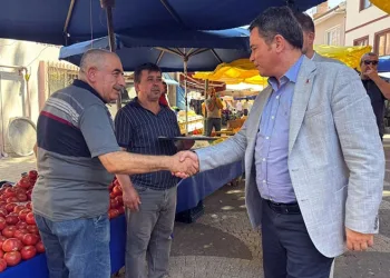 Erkan Aydın, Muradiye Pazarı’nda esnafla buluştu