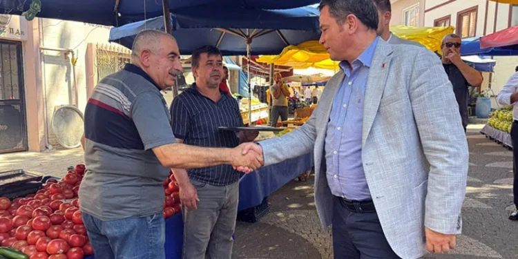 Erkan Aydın, Muradiye Pazarı’nda esnafla buluştu