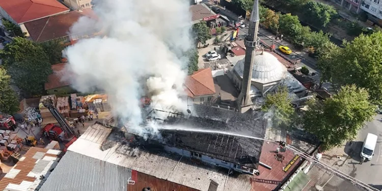 Beykoz’da 3 katlı binanın çatısında korkutan yangın