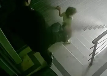 Kızına tekme atıp merdivenlerden düşüren babaya tahliye