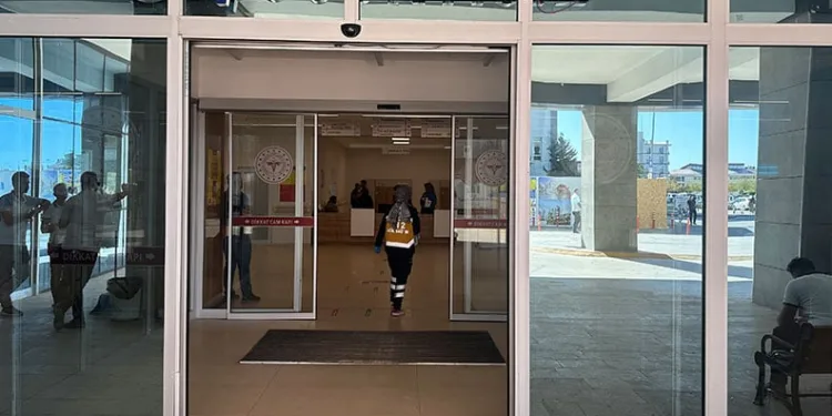 Otomobilin bagajında mahsur kalan çocuk yaşam savaşı veriyor