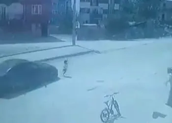 Koşarak caddeye çıkan 4 yaşındaki çocuğa otomobil çarptı