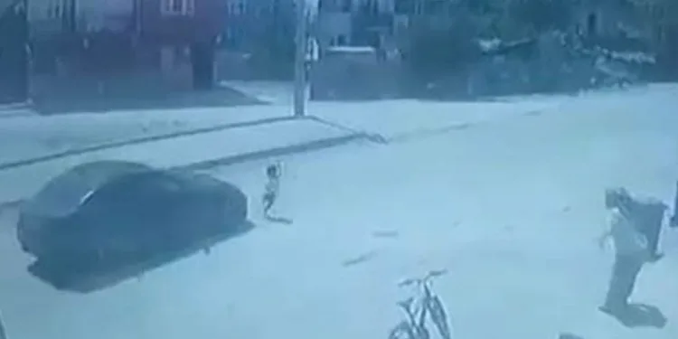 Koşarak caddeye çıkan 4 yaşındaki çocuğa otomobil çarptı