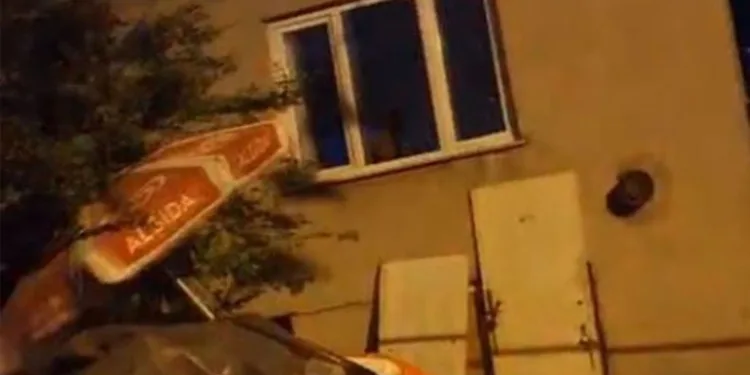 Komşular arasındaki kavga sokağa taştı