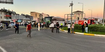 Yolcu otobüsü ile traktör çarpıştı: 8 yaralı