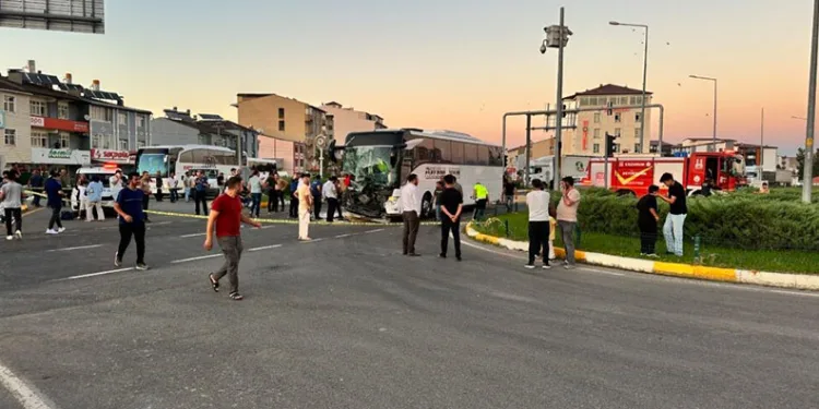 Yolcu otobüsü ile traktör çarpıştı: 8 yaralı