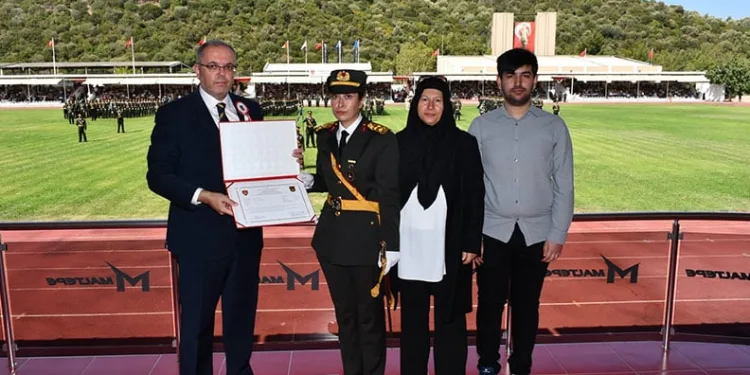 Şehit Ömer Halisdemir’in kızı teğmen oldu