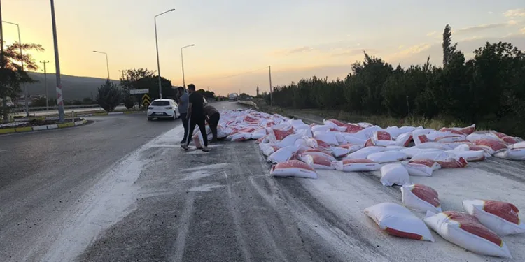 Tırın lastiği patladı un çuvalları yola savruldu