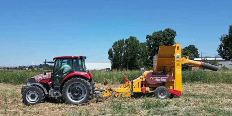 Kuru fasulye hasat makinesi mesaiye başladı