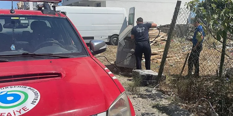 Yanıcı malzeme çöp konteynerinde yangın çıkardı