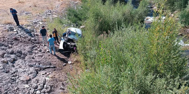 Otomobil dere yatağına uçtu: 2 ölü