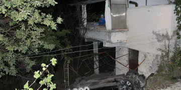 Ehliyetsiz sürücü evin bahçesine uçtu: 3 yaralı