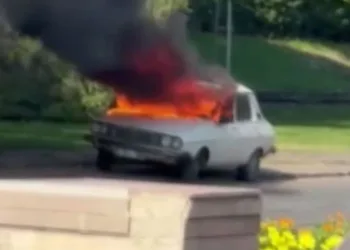 Meclis’in önünde aracını yaktı
