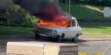 Meclis’in önünde aracını yaktı