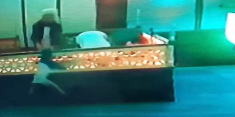 İmam yüksekten düşen çocuğu havada yakaladı