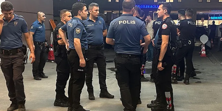 Hastanede bahçesinde bıçaklı kavga: 1’i ağır 2 yaralı
