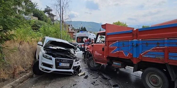Sakarya’da kamyonet ile cip çarpıştı: 4’ü çocuk 5 yaralı