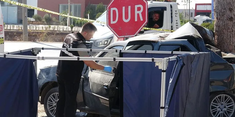 Antalya’da ağaca çarpan otomobilin sürücüsü hayatını kaybetti