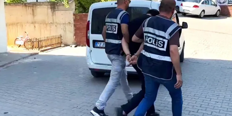 Telefon dolandırıcısı altın ve parayı almaya geldiği binada yakalandı