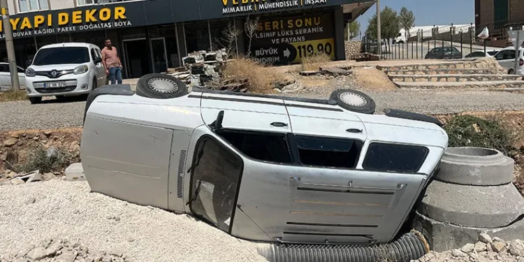 Otomobil altyapı çukuruna düştü: 5 yaralı