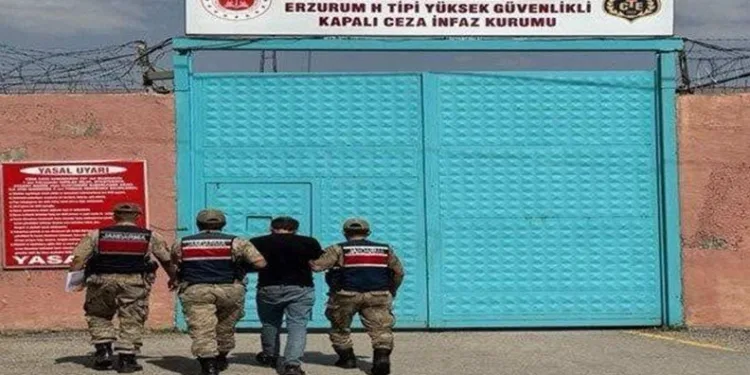FETÖ/PDY üyesi samanlıkta yakalandı