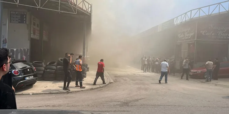 Sanayi sitesinde iş yeri yangını: Siyah dumanlar gökyüzünü kapladı