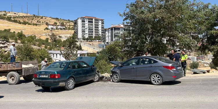 2 otomobil kafa kafaya çarpıştı: 2 yaralı
