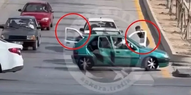 Trafikte kılıç ve bıçak dehşeti