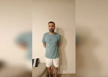 Polisler turist kılığına girdi, aranan şahsı yakaladı