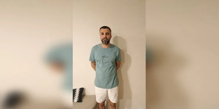 Polisler turist kılığına girdi, aranan şahsı yakaladı