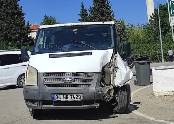 Bursa’da kamyonet direğe çarptı: 3 yaralı