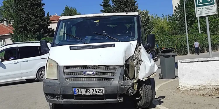 Bursa’da kamyonet direğe çarptı: 3 yaralı