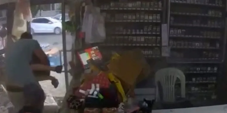 İzmirli kooperatif mağdurlarından Büyükşehir önünde mezar taşlı eylem