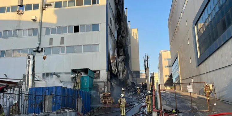 Arnavutköy’deki fabrika yangını kontrol altına alındı