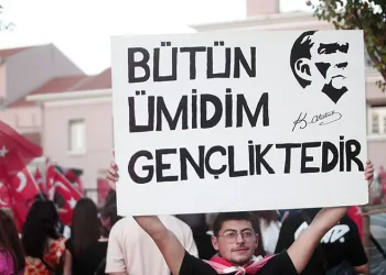 Bursa’da babasının kullandığı traktörün önüne atlayan çocuk ağır yaralandı