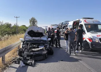 Bursa’da otomobil traktöre çarptı: 1 yaralı